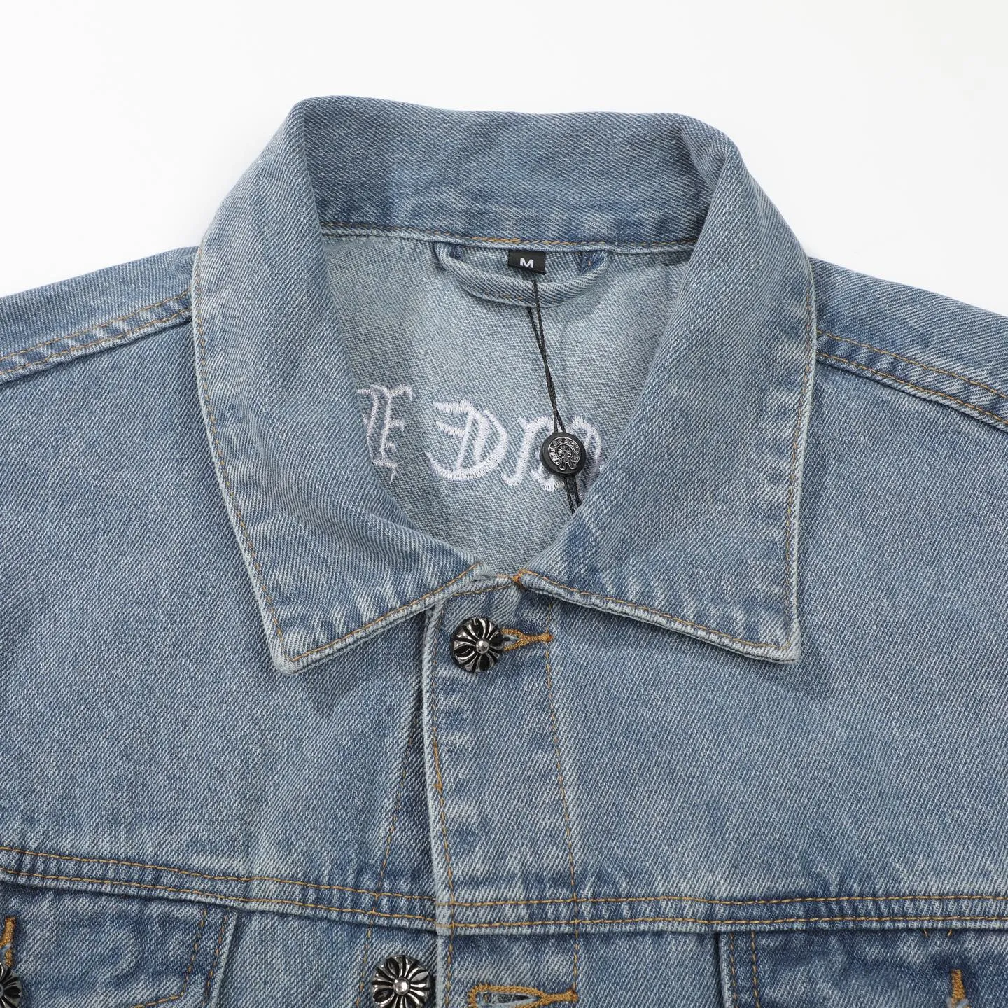 P270 Chrome/Hearts Chrome/Hearts Sanskrit embroidered cross-paved leather denim jacket. The whole piece of clothing is really heavy-duty. It is made of denim denim imported from Japan. It is washed after the finished product. The loss rate is very high. The overall distressed craftsmanship has a stylish upper body. The classic Sanskrit embroidery design on the back. The Behringer embroidery machine is precise and three-dimensional because of the old craftsmanship. From the hardware to the three labels, all molds are re-opened and made to order. 100% restored craftsmanship. Including the silver thread anti-counterfeiting, all are redone this year. All cross leathers are laser aligned. The leather difference is definitely not the same as the super fiber leather on the market. It uses this year’s new sheep leather. The finished embroidery guarantees the overall quality❗️ Color: light blue Size: S M L XL